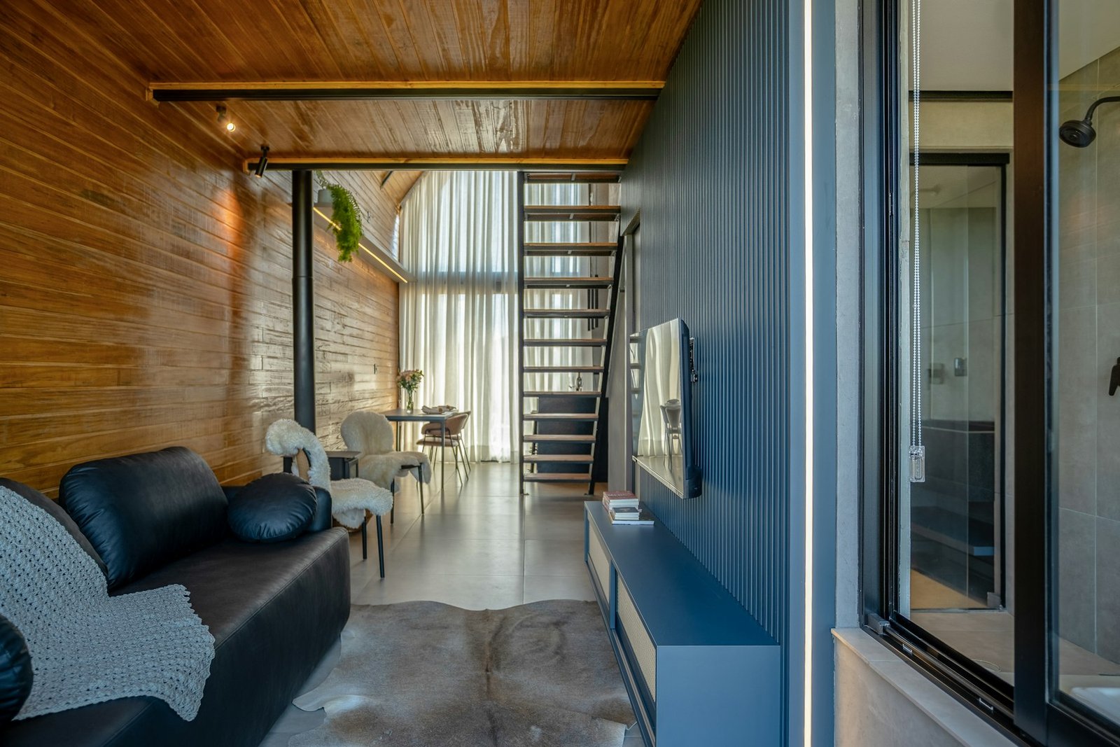 Séjour contemporain aux murs et escalier en bois clair