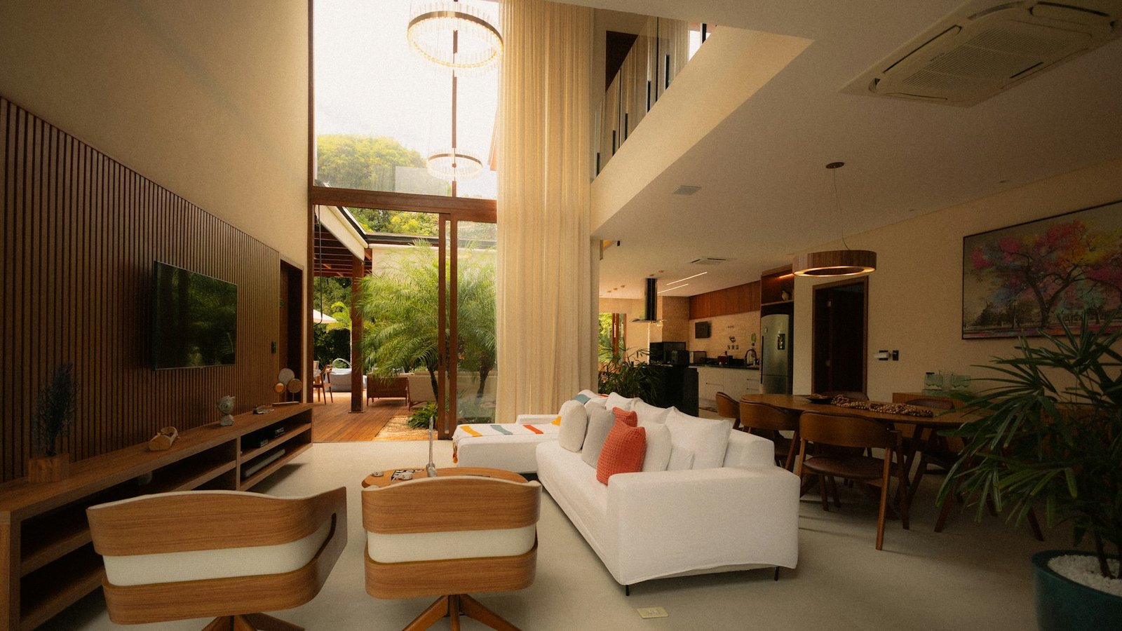 Grand séjour contemporain ouvert sur les arbres par de larges baies