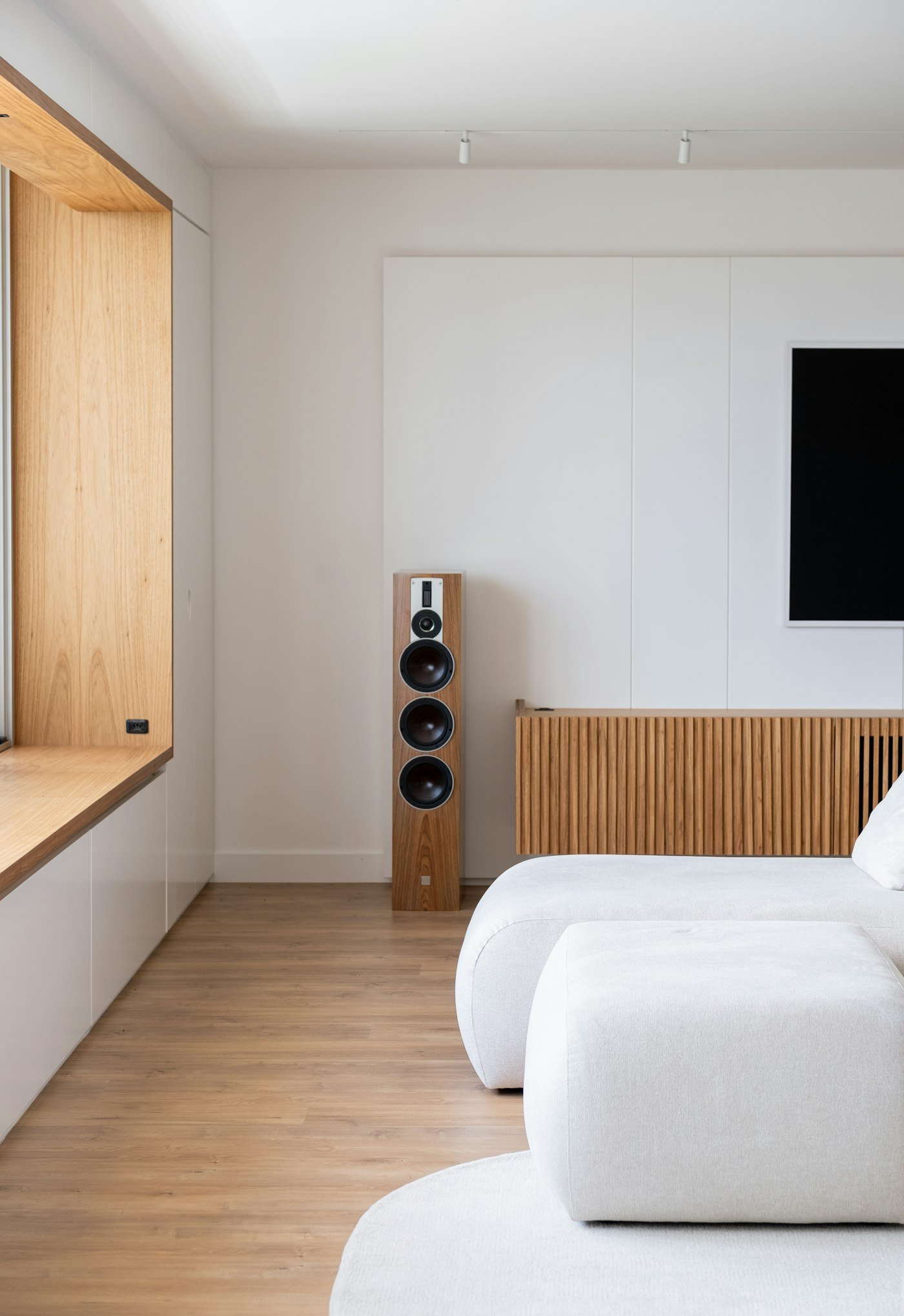 Salon contemporain à ossature bois ouvert sur l'extérieur