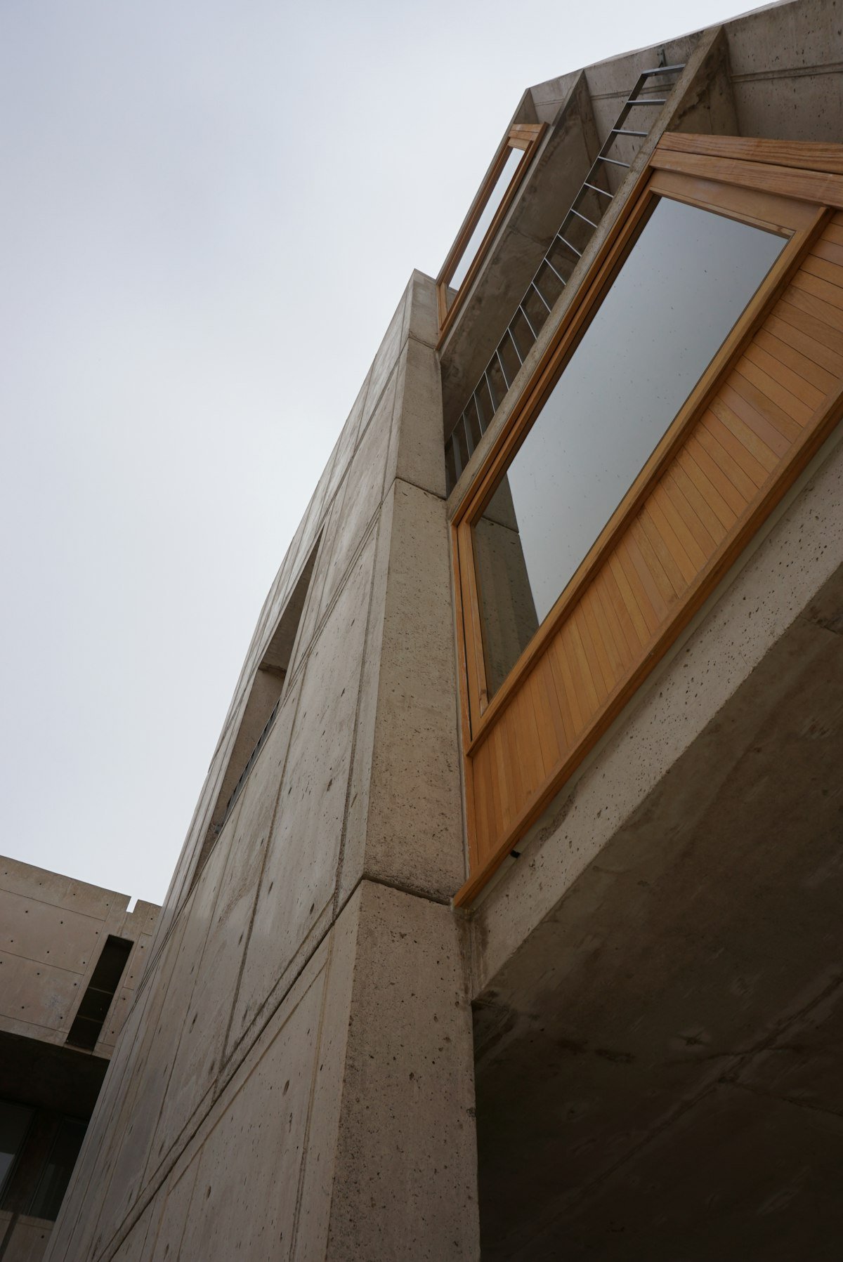 Façade en béton teinté brun en pleine lumière