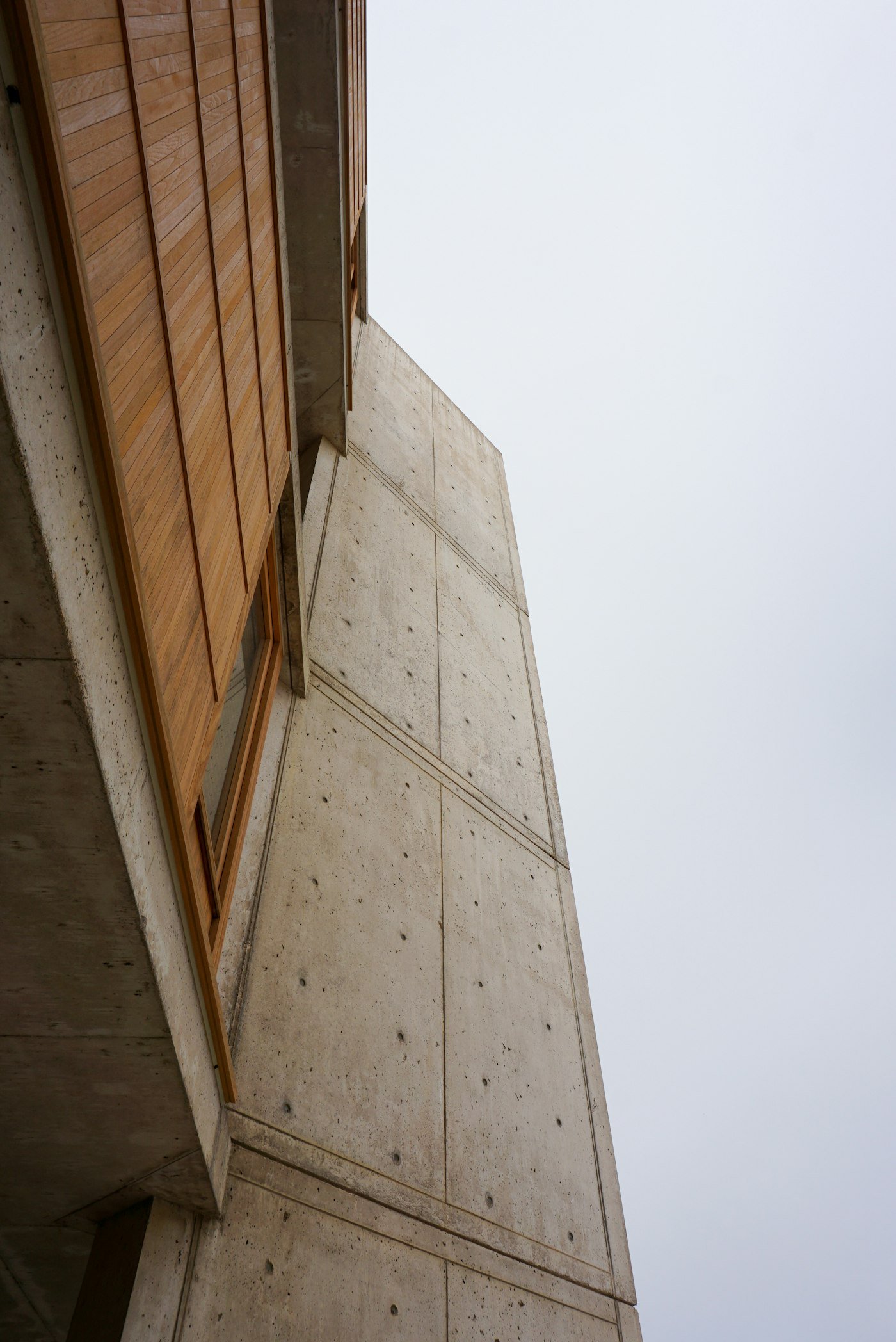 Grande façade percée d'une menuiserie bois toute hauteur
