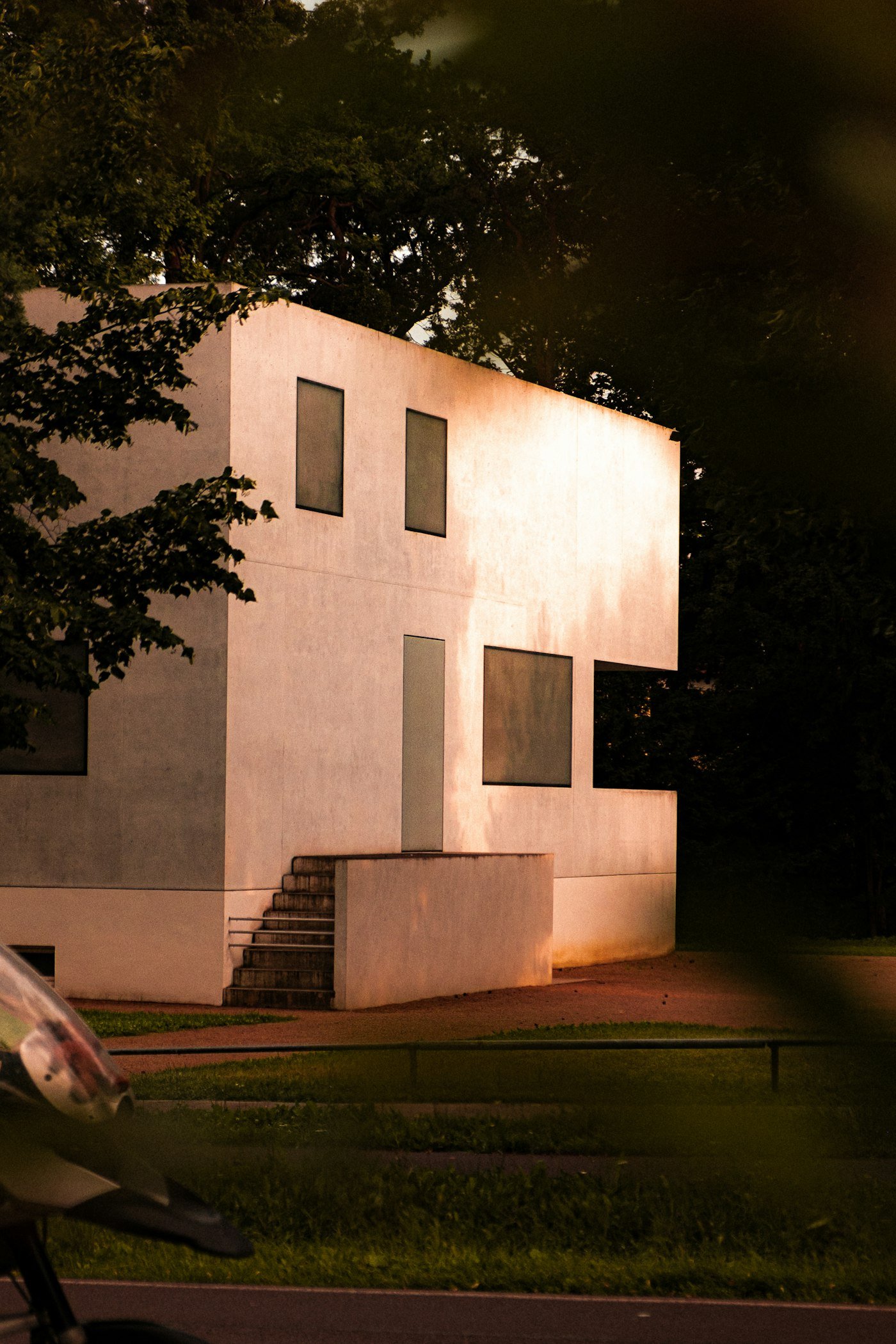 Maison contemporaine en béton clair entourée d'arbres